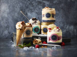 marksandspencer_food_ZMRLZINY 2023_Prave italske gelato z premiove rady Layered_Tiramisu_Karamel s arasidy_Mascarpone s malinami_179,90Kc.jpg